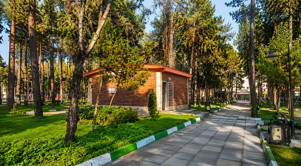 نمایی از بوستان شهرک لاله سیرجان، یکی از گزینه‌های بهترین پارک سیرجان